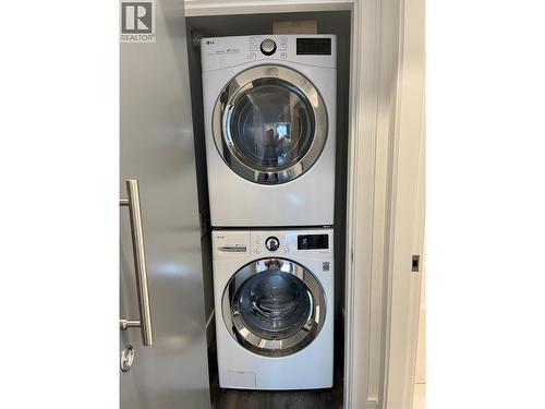 3961 Beachview Drive E, West Kelowna, BC - Indoor Photo Showing Laundry Room
