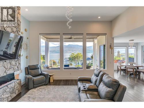 3961 Beachview Drive E, West Kelowna, BC - Indoor Photo Showing Living Room With Fireplace