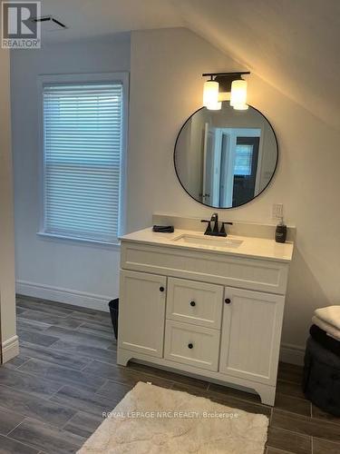 5706 King Street, Lincoln (Beamsville), ON - Indoor Photo Showing Bathroom