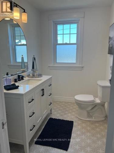 5706 King Street, Lincoln (Beamsville), ON - Indoor Photo Showing Bathroom