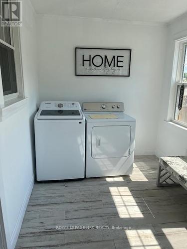 5706 King Street, Lincoln (Beamsville), ON - Indoor Photo Showing Laundry Room