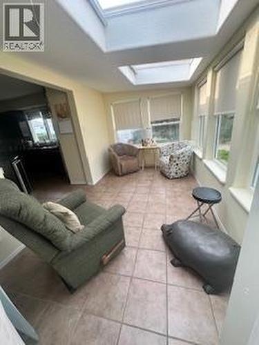 2455 5Th Avenue Ne, Salmon Arm, BC - Indoor