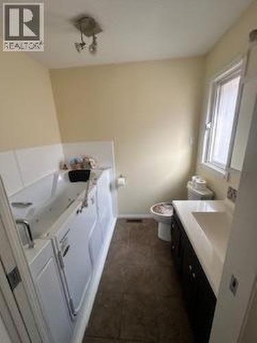 2455 5Th Avenue Ne, Salmon Arm, BC - Indoor Photo Showing Bathroom