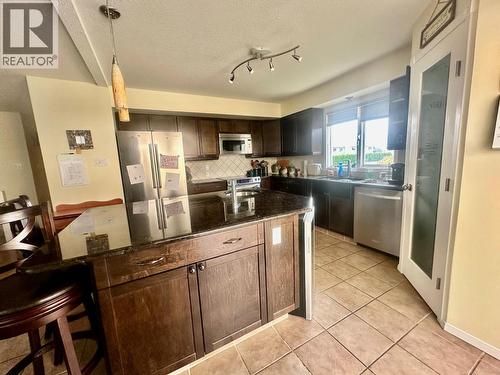 2455 5Th Avenue Ne, Salmon Arm, BC - Indoor Photo Showing Kitchen