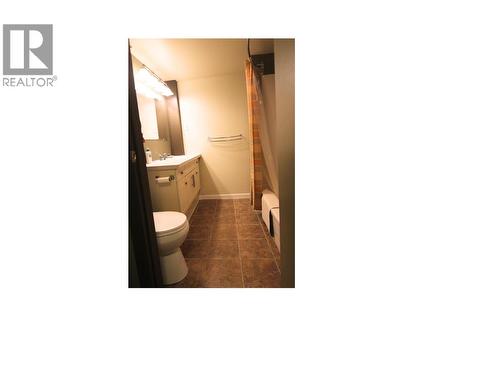 2455 5Th Avenue Ne, Salmon Arm, BC - Indoor Photo Showing Bathroom