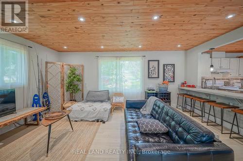 21 Marilyn Crescent, Kawartha Lakes, ON - Indoor Photo Showing Living Room