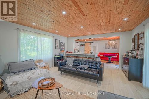 21 Marilyn Crescent, Kawartha Lakes, ON - Indoor Photo Showing Living Room