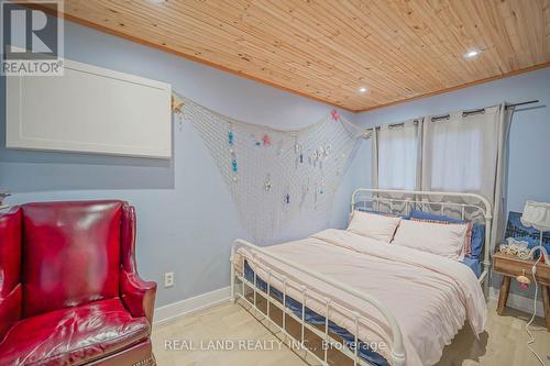 21 Marilyn Crescent, Kawartha Lakes, ON - Indoor Photo Showing Bedroom