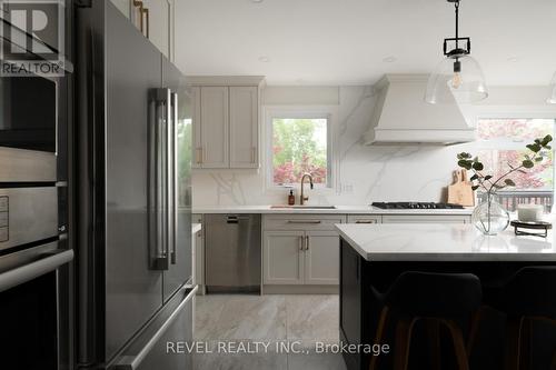 32 Cedar Drive, Caledon, ON - Indoor Photo Showing Kitchen With Upgraded Kitchen