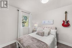Bright bedroom with ample space - 