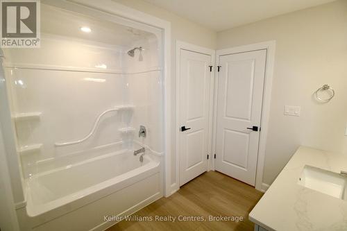 844 22Nd Avenue A, Hanover, ON - Indoor Photo Showing Bathroom
