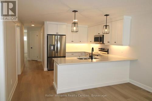 844 22Nd Avenue A, Hanover, ON - Indoor Photo Showing Kitchen With Double Sink