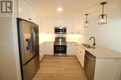 844 22Nd Avenue A, Hanover, ON - Indoor Photo Showing Kitchen With Double Sink