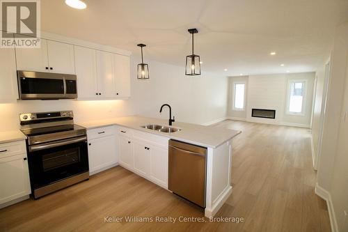 844 22Nd Avenue A, Hanover, ON - Indoor Photo Showing Kitchen With Double Sink