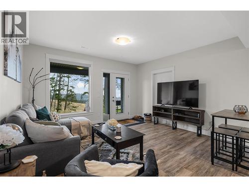 2573 Crown Crest Drive, West Kelowna, BC - Indoor Photo Showing Living Room