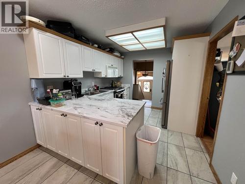 5551 Maxhamish Crescent, Fort Nelson, BC - Indoor Photo Showing Kitchen