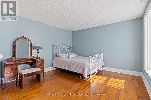 302148 Con 2 Sdr, West Grey, ON - Indoor Photo Showing Bedroom
