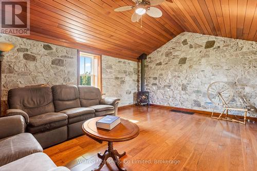 302148 Con 2 Sdr, West Grey, ON - Indoor Photo Showing Living Room