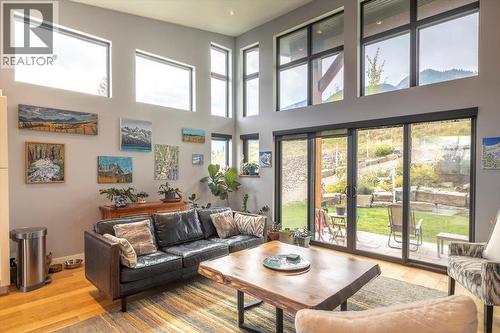 5416 Resort Drive, Fernie, BC - Indoor Photo Showing Living Room