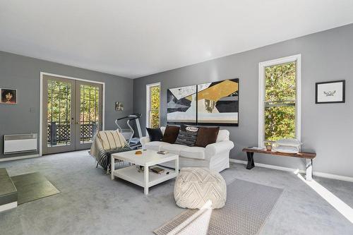 Salon - 19 Ch. Mccarthy, Chelsea, QC - Indoor Photo Showing Living Room