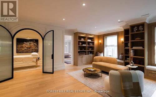 221 Forest Hill Road, Toronto, ON - Indoor Photo Showing Living Room