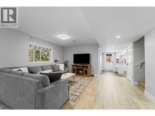 1548 Assiniboine Road, Kamloops, BC - Indoor Photo Showing Living Room