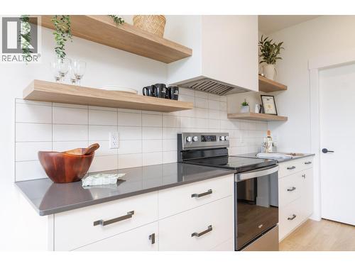 111 20 Street Se, Salmon Arm, BC - Indoor Photo Showing Kitchen