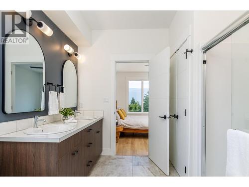 111 20 Street Se, Salmon Arm, BC - Indoor Photo Showing Bathroom