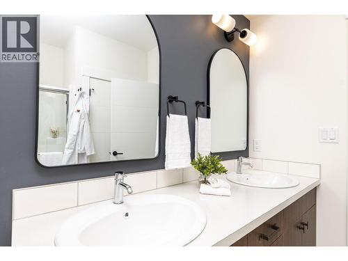 111 20 Street Se, Salmon Arm, BC - Indoor Photo Showing Bathroom