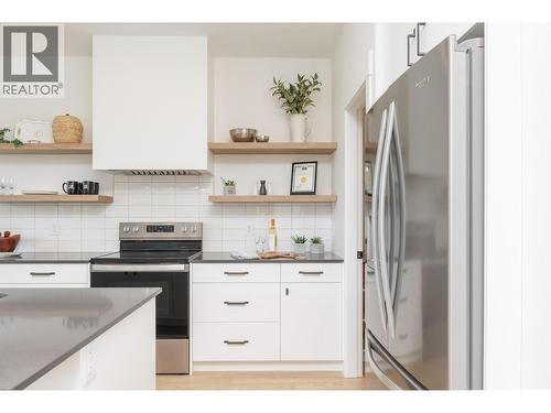 111 20 Street Se, Salmon Arm, BC - Indoor Photo Showing Kitchen