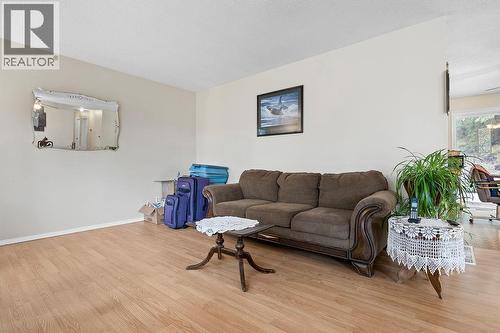 2429 Salmon River Road, Salmon Arm, BC - Indoor Photo Showing Living Room