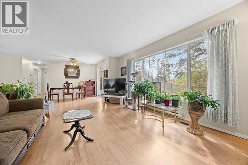 2429 Salmon River Road, Salmon Arm, BC - Indoor Photo Showing Living Room