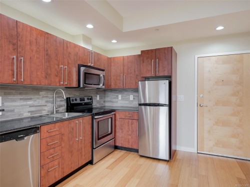307-611 Brookside Rd, Colwood, BC - Indoor Photo Showing Kitchen With Double Sink