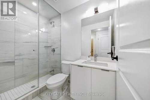 1610 - 202 Burnhamthorpe Road E, Mississauga, ON - Indoor Photo Showing Bathroom