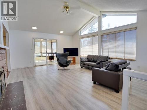 3298 Vananda Ave, Powell River, BC - Indoor Photo Showing Living Room