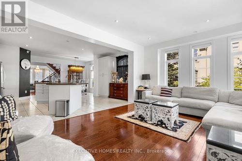 4131 Shipp Drive, Mississauga, ON - Indoor Photo Showing Living Room