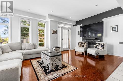 4131 Shipp Drive, Mississauga, ON - Indoor Photo Showing Living Room