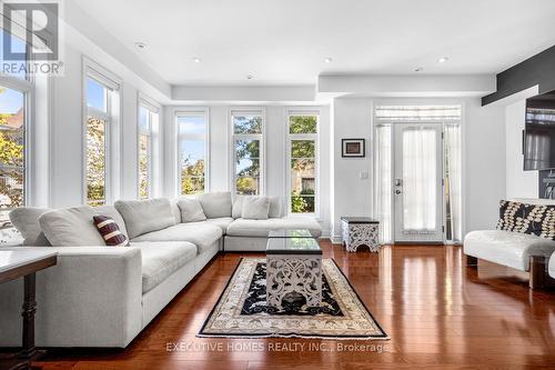 4131 Shipp Drive, Mississauga, ON - Indoor Photo Showing Living Room