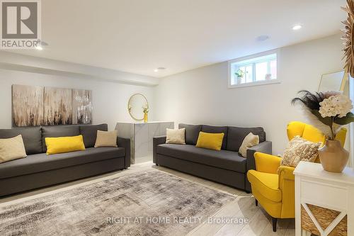 347 Zephyr Avenue, Ottawa, ON - Indoor Photo Showing Living Room