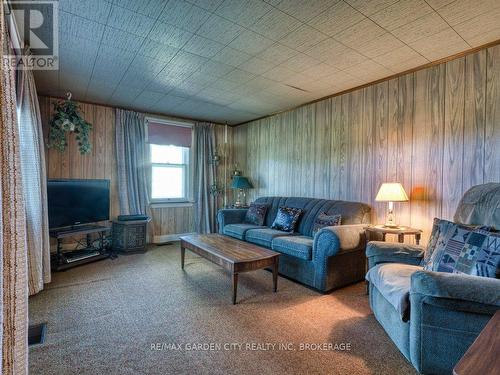 3814 Eleventh Street, Lincoln (Lincoln-Jordan/Vineland), ON - Indoor Photo Showing Living Room