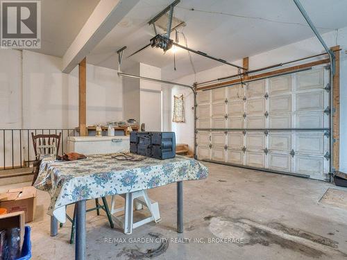 3814 Eleventh Street, Lincoln (Lincoln-Jordan/Vineland), ON - Indoor Photo Showing Garage