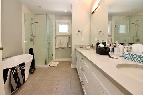 1480 Inkar Road, Kelowna, BC - Indoor Photo Showing Bathroom