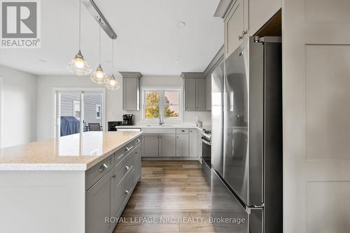 4692 Gilmore Road, Fort Erie (Mulgrave), ON - Indoor Photo Showing Kitchen With Upgraded Kitchen