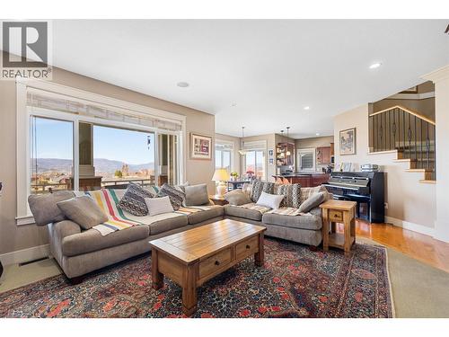5450 South Perimeter Way, Kelowna, BC - Indoor Photo Showing Living Room