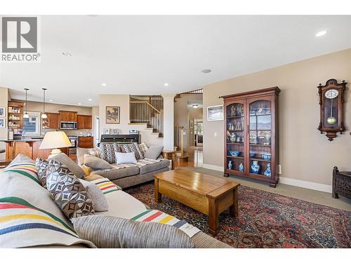 5450 South Perimeter Way, Kelowna, BC - Indoor Photo Showing Living Room