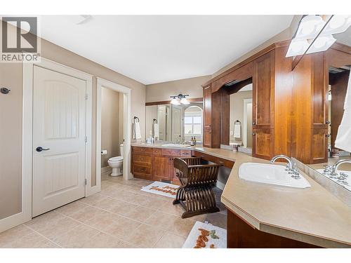 5450 South Perimeter Way, Kelowna, BC - Indoor Photo Showing Bathroom