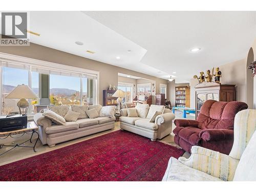 5450 South Perimeter Way, Kelowna, BC - Indoor Photo Showing Living Room