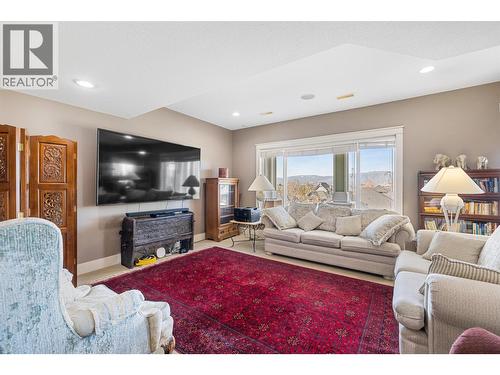 5450 South Perimeter Way, Kelowna, BC - Indoor Photo Showing Living Room