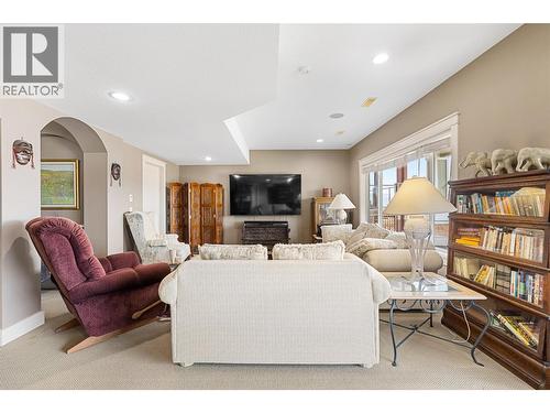 5450 South Perimeter Way, Kelowna, BC - Indoor Photo Showing Living Room
