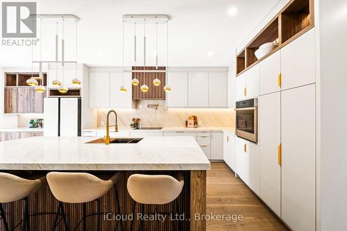 1140 Ogden Avenue, Mississauga, ON - Indoor Photo Showing Kitchen With Upgraded Kitchen